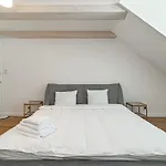 Spacious 3 Bdr In Old Town *
