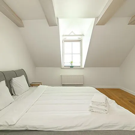 Апартаменти Spacious 3 Bdr In Old Town