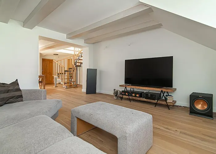 Spacious 3 Bdr In Old Town Butas *