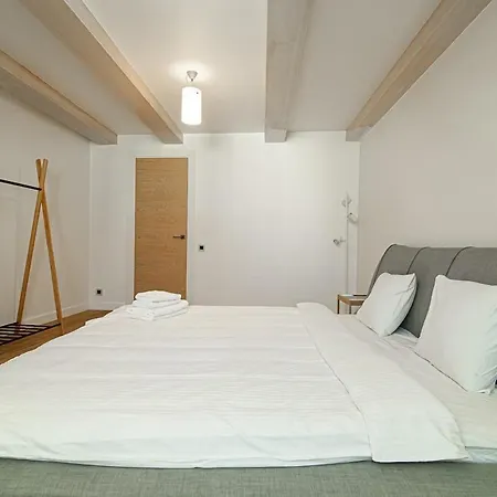 Spacious 3 Bdr In Old Town *