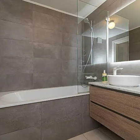 Апартаменты Spacious 3 Bdr In Old Town