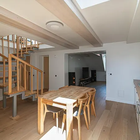 Spacious 3 Bdr In Old Town